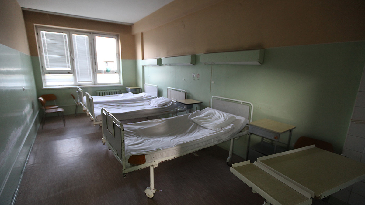 Kolejna osoba z podejrzeniem świńskiej grypy trafiła do szpitala w Mielcu - poinformowała TVN 24. Informację tę podało także radio RMF FM.