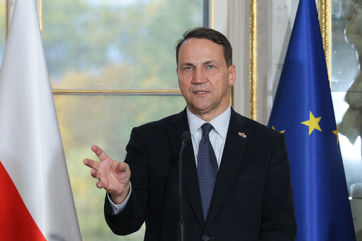 Resort Radosława Sikorskiego ponagla rząd. Polsce grozi skarga Komisji Europejskiej i kara