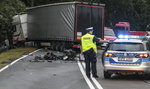 Volkswagen wbił się pod ciężarówkę. Zginęła 27-latka 