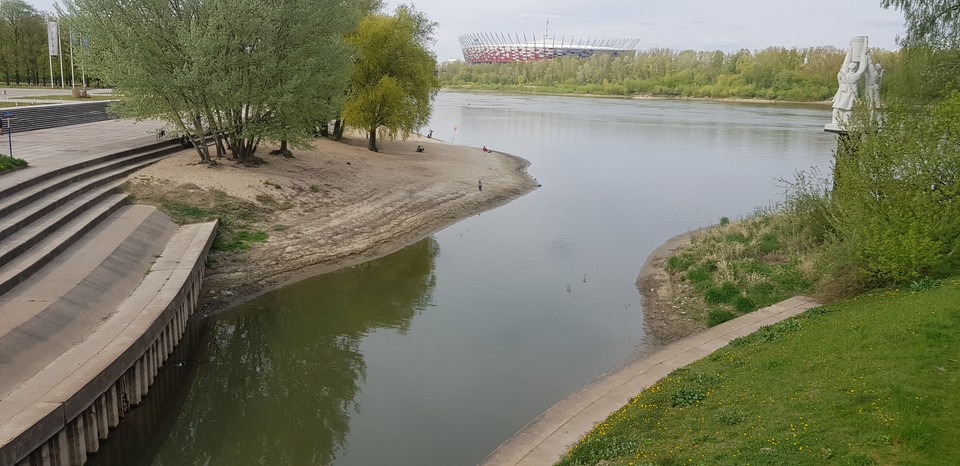 Coraz niższy stan Wisły w Warszawie