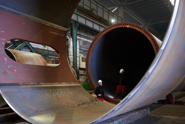 Wzrost mocy produkcyjnej będzie możliwy dzięki nowej zwijarce, która będzie jedną z największych maszyn na terenie gdańskiego zakładu i jedną z niewielu tego typu w Polsce.<br><br>fot.  (aw/cat) PAP/Adam Warżawa