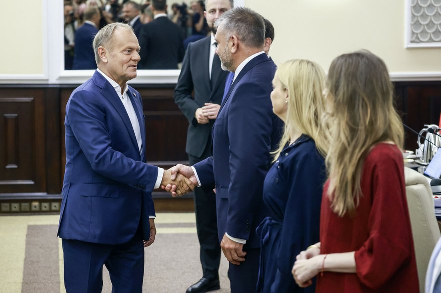 Donald Tusk wita się z Waldemarem Żurkiem