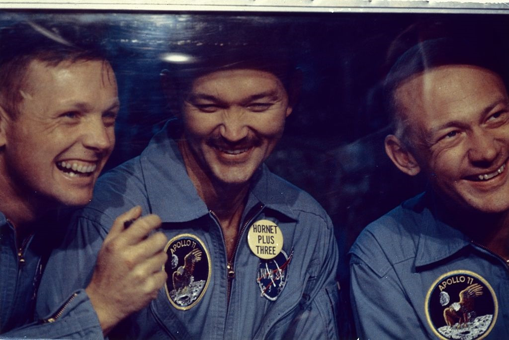 Neil Armstrong, Michael Collins i Edwin "Buzz" Aldrin przechodzą kwarantannę po powrocie z Księżyca. Przez szybę rozmawiają z rodzinami 