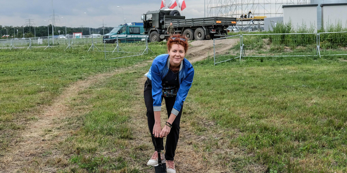 Przez 10 minut nie niepokojeni przez nikogo kopaliśmy dołki na Polu Miłosierdzia w Brzegach