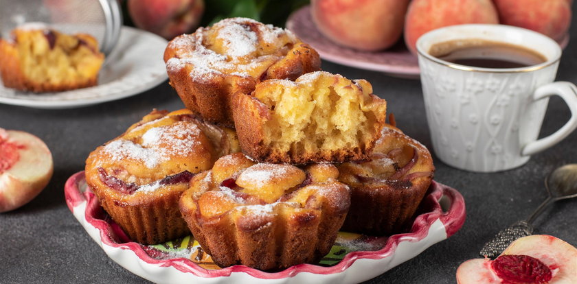 Te brzoskwiniowe muffinki upieczesz w 15 minut. Ich smak podkręca fenomenalna posypka