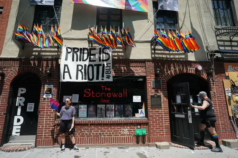 Sławny bar Stonewall Inn w 2020 r. podczas parady równości