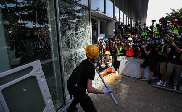 Zamieszki w Hongkongu. Demonstranci usiłują wedrzeć się do parlamentu, rozbijają szyby