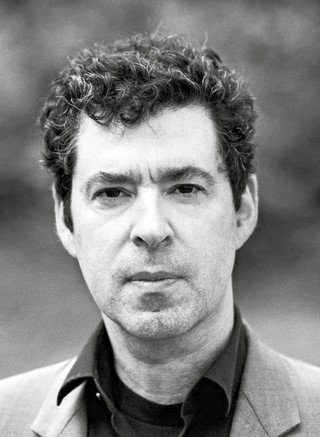 Jason Stanley, filozof, profesor na Uniwersytecie w Toronto i wykładowca Kijowskiej Szkoły Ekonomii. W latach 2013–2025 pracował na Uniwersytecie Yale. Zajmuje się propagandą, faszyzmem i filozofią języka. Autor siedmiu książek, m.in. „Jak działa faszyzm”