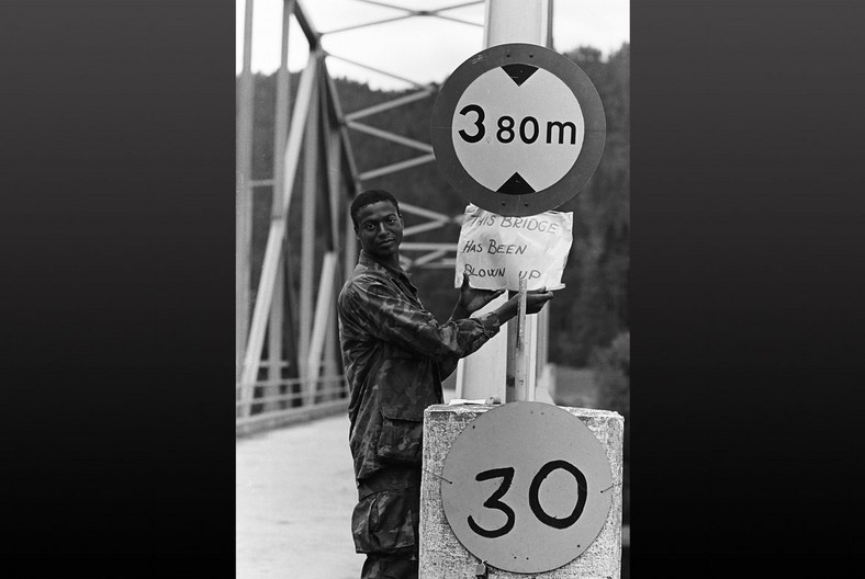 Żołnierz NATO trzyma kartkę z napisem "ten most jest wysadzony" podczas ćwiczeń Sojuszu w Norwegii, 1980 r.