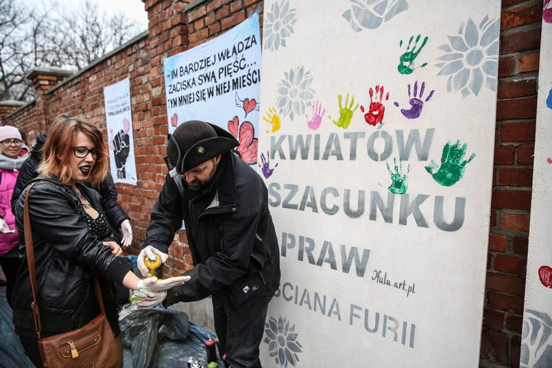 "Ściana furii" przed siedzibą PiS