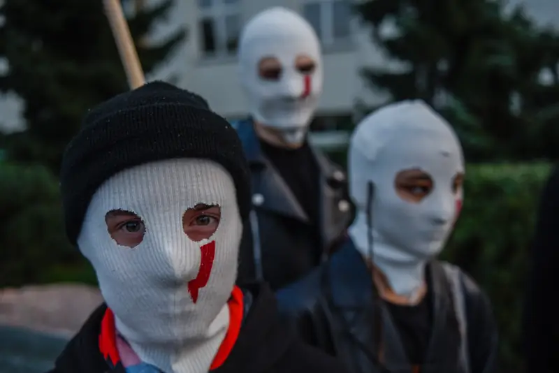 Trójka protestujących w strojach rodem z horroru