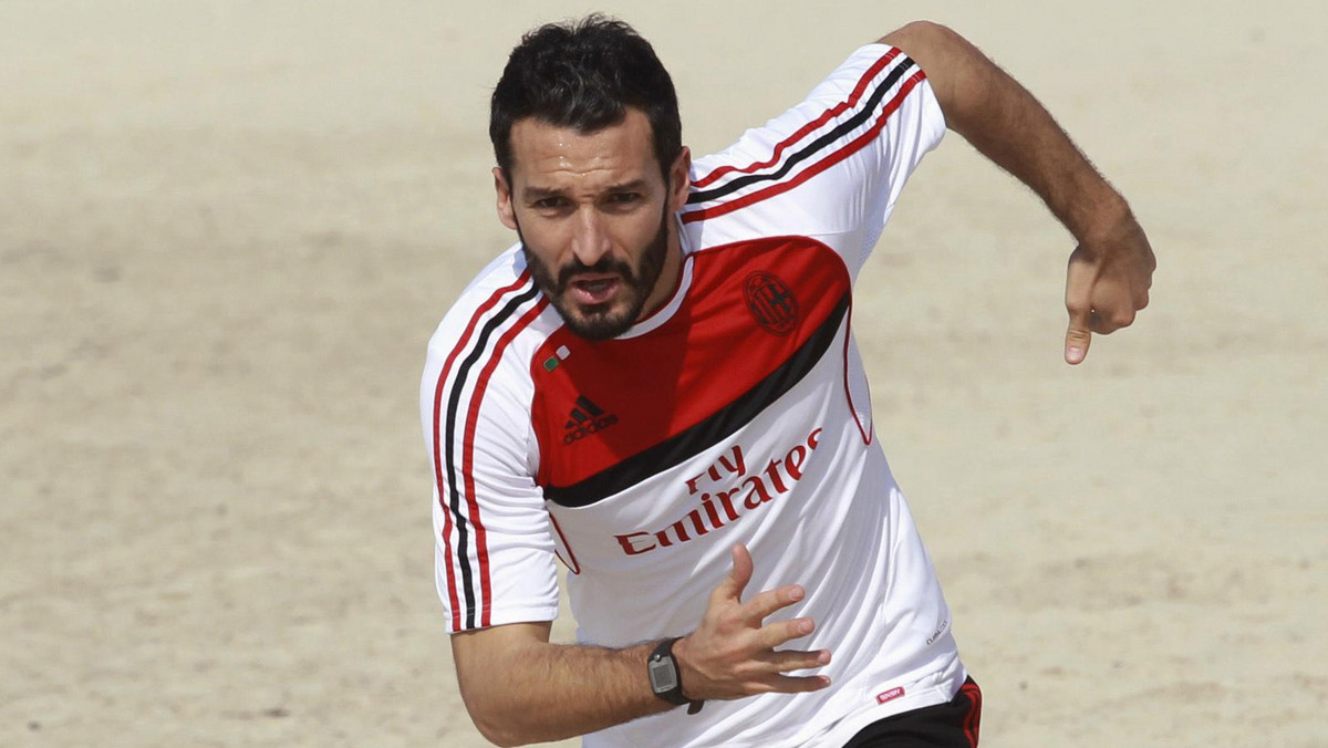 Obrońca AC Milan Gianluca Zambrotta negocjuje kontrakt z New York Red Bulls. Włochowi wraz z końcem sezonu wygasa umowa z zespołem Rossonerich. Klub nie ma zamiaru przedłużać umowy z 35 latkiem.