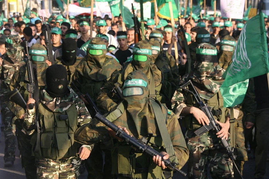 Naoružani palestinski militanti učestvuju u skupu podrške vladajućem pokretu Hamas u gradu Nablusu na Zapadnoj obali 2006. godine | Foto: Jaafar Ashtiyeh / AFP via Getty Image