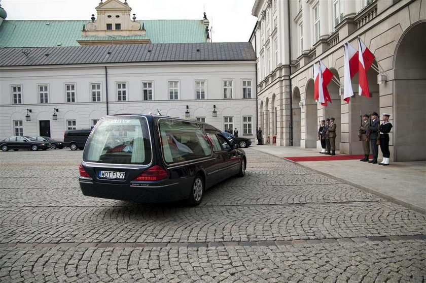 Ciało prezydenta pojedzie pociągiem. Kolejarze chcą przewieźć ciało prezydenta pociągiem.