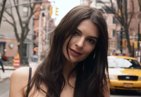 Emily Ratajkowski i jej seksowny spacer. Zobacz reklamówkę bielizny DKNY