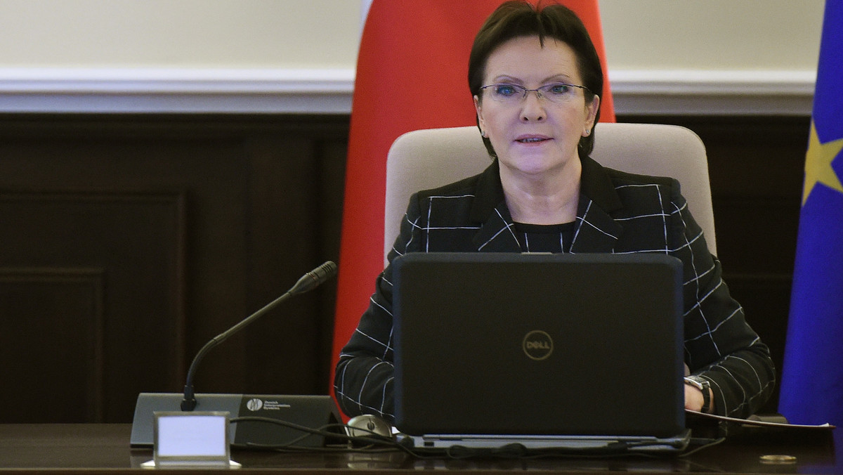 Premier Ewa Kopacz po zakończeniu posiedzenia rządu kontynuowała rozmowy z ministrami pracy oraz infrastruktury na temat sytuacji przewoźników, w związku z nowymi przepisami o płacy minimalnej w Niemczech - poinformowała rzecznik rządu Iwona Sulik.