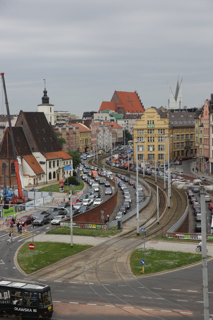 Sznurek aut na Kazimierza ciągnie się w nieskończoność