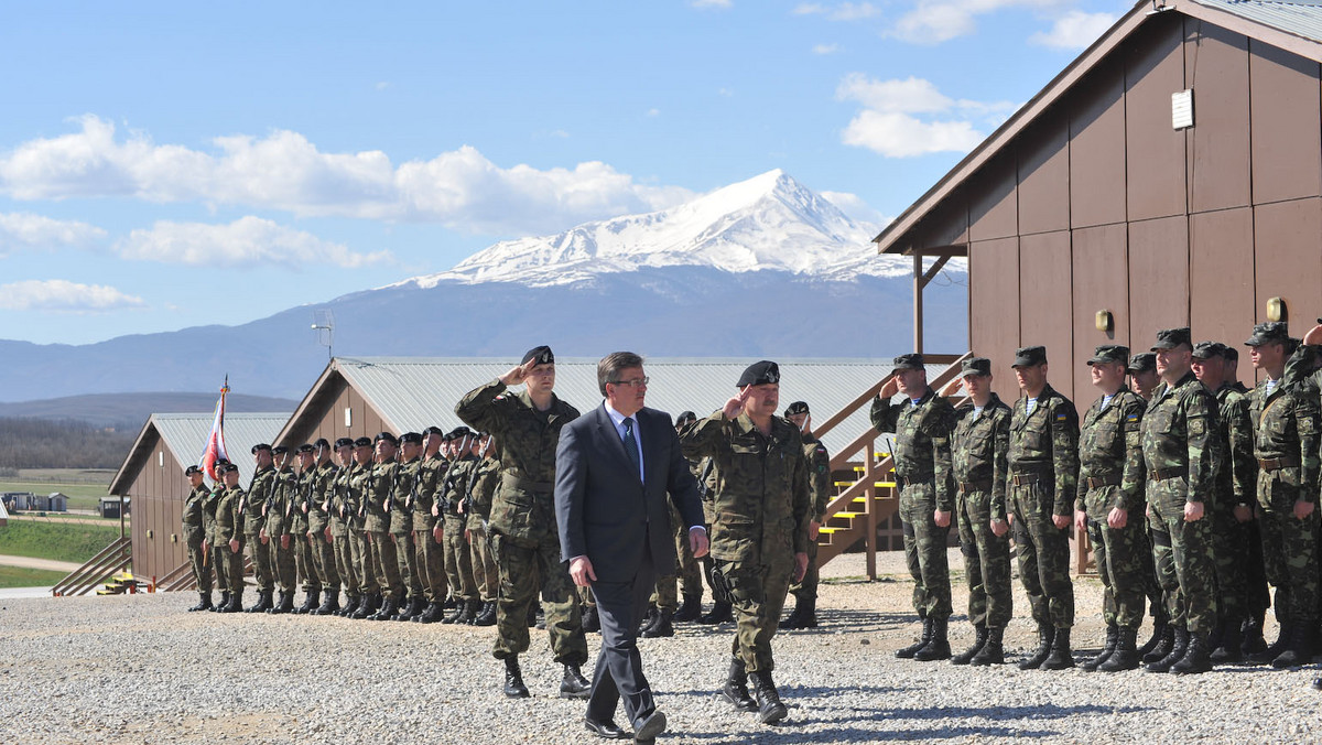 Marszałek Sejmu Bronisław Komorowski wraz z delegacją parlamentarną rozpoczął rano jednodniową wizytę w Kosowie, gdzie złoży życzenia wielkanocne polskim żołnierzom w bazie Camp Bondsteel.