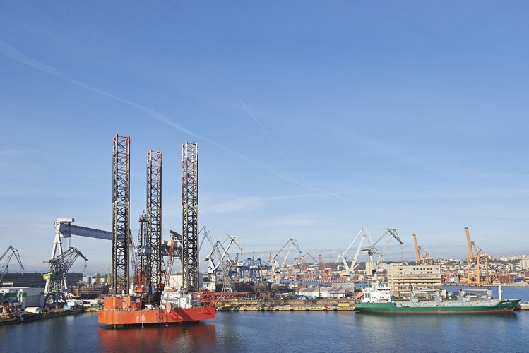 Realizacja projektu wymagać będzie do 2015 r. nakładów inwestycyjnych rzędu 1,8 mld zł. Potencjał wydobywczy złoża B8 został oszacowany na ok. 3,5 mln ton ropy naftowej, co stanowi ok. 14 proc. rocznego zapotrzebowania Polski. Przy rocznym wydobyciu na poziomie 250 tys. ton, będzie to trzecia pod względem wielkości kopalnia ropy naftowej w Polsce.  (aw/cat) PAP/Adam Warżawa