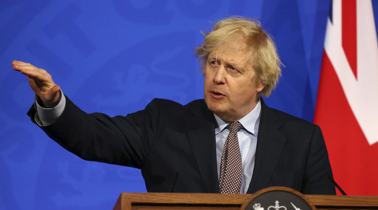 Boris Johnson egy Pubban ünnepelt, igaz, csak egy sör erejéig./ Fotó: MTI/AP/AFP pool/Hollie Adams