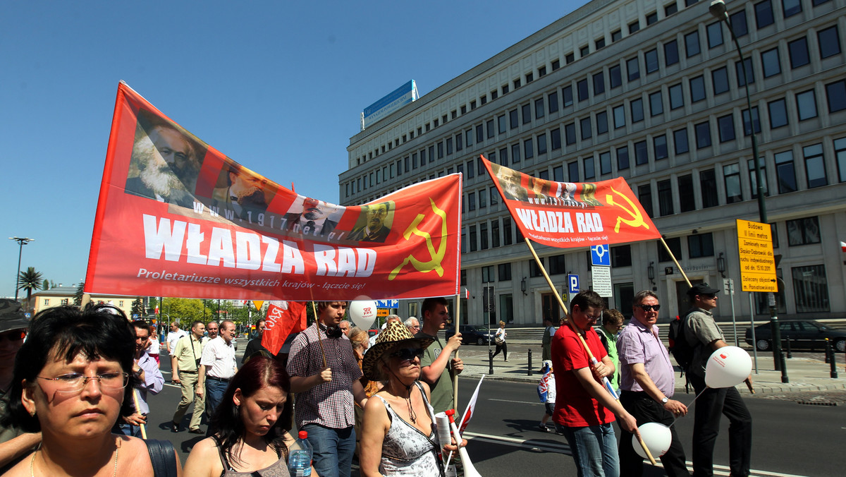 We wtorek w całej Polsce obchodzono Święto Pracy. Podczas pochodów organizowanych przez SLD i OPZZ apelowano m.in. o godną pracę, płacę, emeryturę. W tym roku 1 maja nie obchodził WZZ "Sierpień 80"; argumentował: nie ma czego świętować, bo co, podwyższenie wieku emerytalnego?