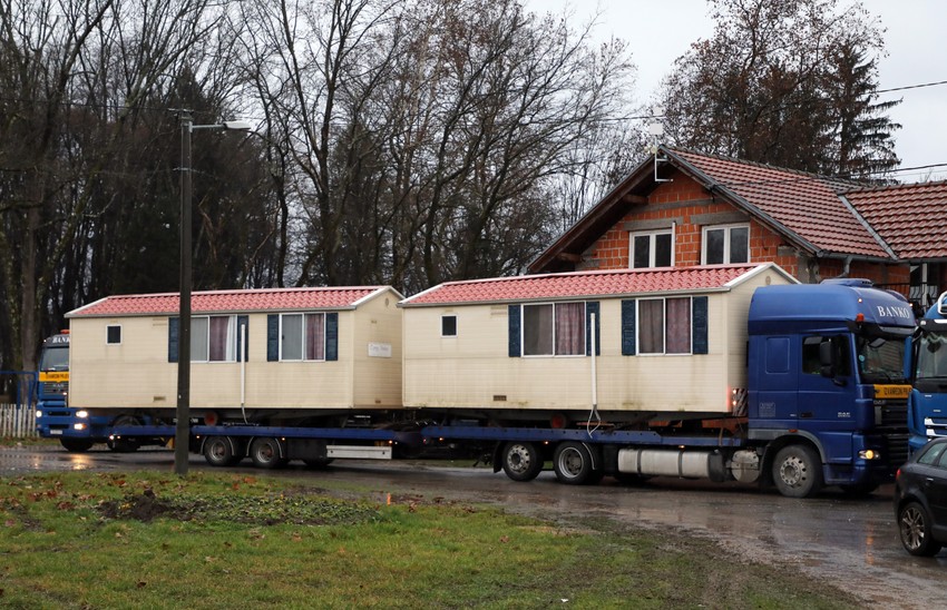 Montažne kućice stižu u Glinu za ljude koji su ostali bez krova nad glavom