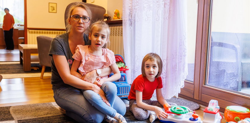 Samotna mama walczy o ciężko chore bliźniaczki. Są pierwszym takim przypadkiem w Polsce