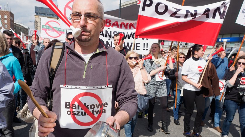 W połowie maja lawina pozwów od frankowiczów zaleje sądy. Nawet 3 lata oczekiwania na wyrok