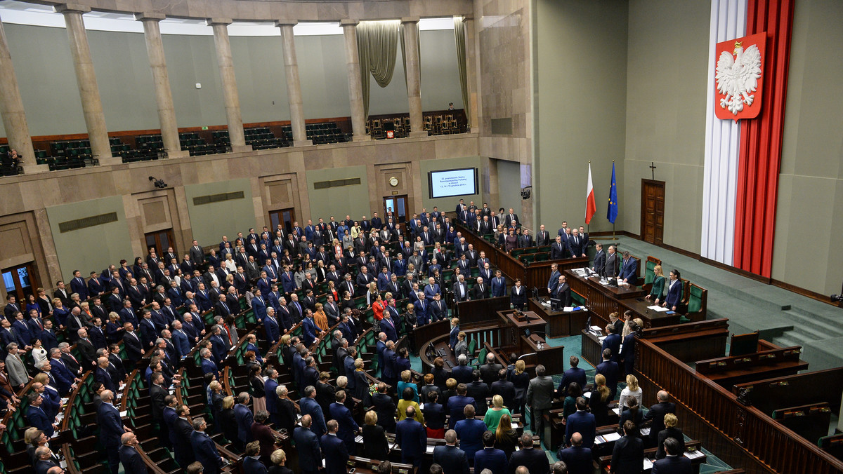 Sejm nie poparł wniosków PO, Nowoczesnej, PSL o odrzucenie rządowego projektu powołującego komisję weryfikacyjną w sprawie reprywatyzacji w stolicy. Projekt trafi do dalszych prac w komisji.