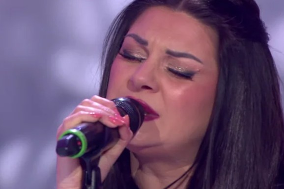 TRUDNA TAKMIČARKA IZAŠLA NA BINU, PA ODMAH NASTAO HAOS Desingerica joj uputio kritike, pa produkcija Pinkovih zvezda povukla POTEZ BEZ PRESEDANA: "Ona peva za dvoje"