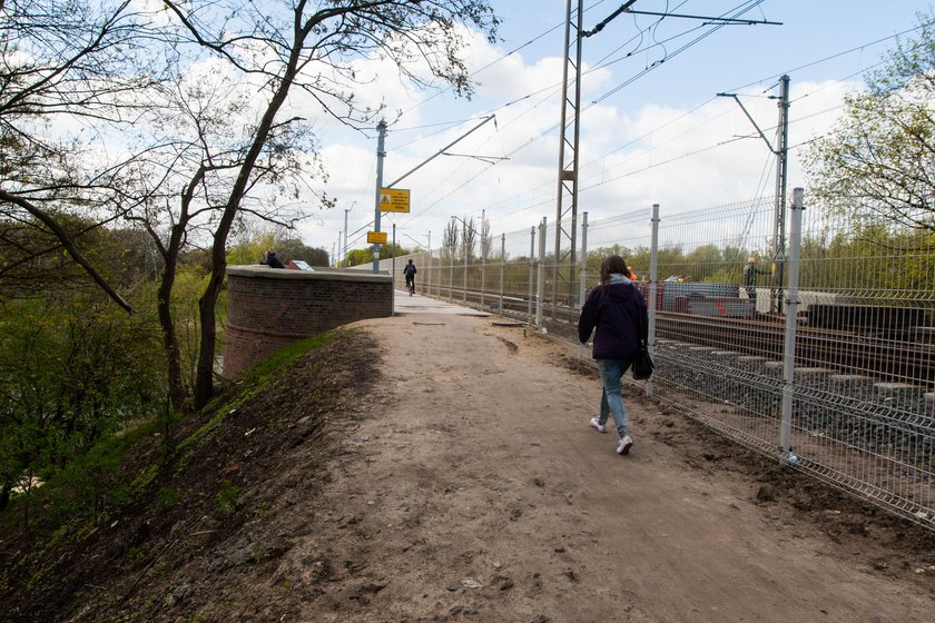 Kładka na moście Dębińskim wciąż bez normalnego dojścia