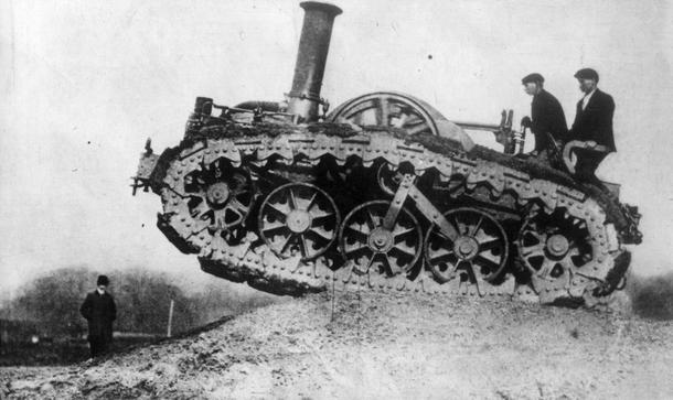 W czasie I wojny światowej czołgi były wzorowane na ciągnikach gąsienicowych zbudowanych przez Ruston Hornsby Lincoln i używanych w Anglii w 1902 roku