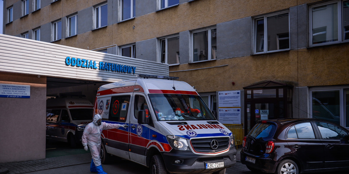 Karetka przed szpitalem w Bochni, 26 marca 2021 r. 