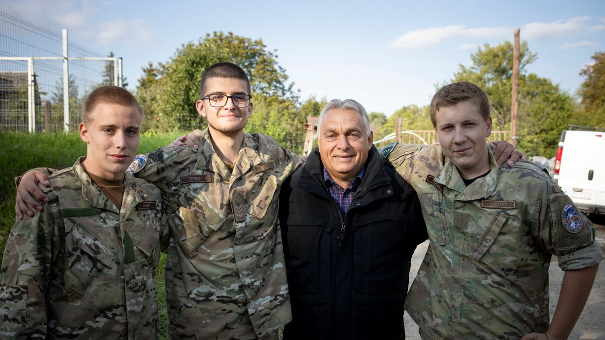 Orbán Viktor Dunaalmáson járt a gáton a kadétoknál – galéria