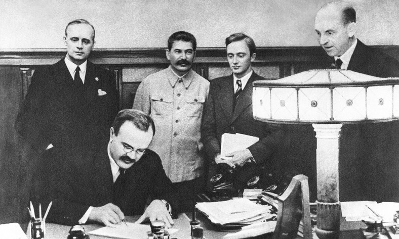 Wiaczesław Mołotow podpisuje pakt - 23 sierpnia 1939 r.