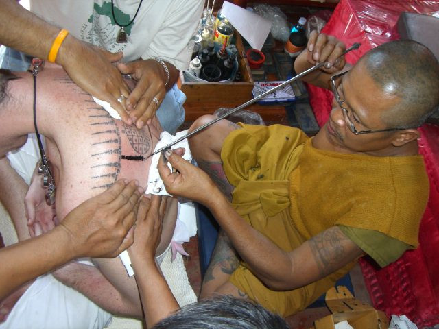Praca nad tatuażem sak yant