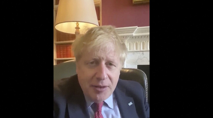 Boris Johnson brit miniszterelnök Twitter-fiókja által közreadott, videofelvételről készített képen Johnson bejelenti, hogy a szervezetében is kimutatták a Covid-19 megbetegedést okozó új koronavírust a londoni kormányfői rezidencián, a Downing Street 10-ben 2020. március 27-én Fotó: MTI/AP/Boris Johnson Twitter-fiókja