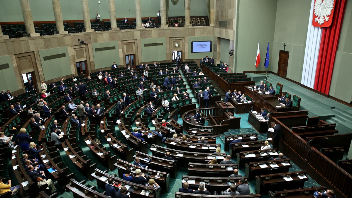 Gdyby wybory do Sejmu odbyły się na początku lipca, na PiS zagłosowałoby 39 proc. zdeklarowanych uczestników głosowania - wynika z najnowszego sondażu CBOS. PO uzyskałaby 15 proc. poparcia, Nowoczesna - 14 proc. Do Sejmu dostałoby się jeszcze ugrupowanie Kukiz'15 (8 proc.).