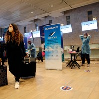 Jó hír az Izraelbe utazóknak: megszűnik a Covid-tesztelés a repülőtéren