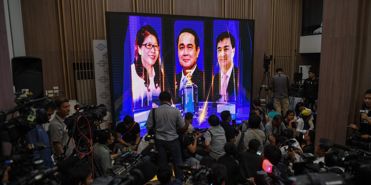 Według przekazanych w niedzielę (24 marca) częściowych wyników, najwięcej głosów otrzymała związana z wojskowymi partia Palang Pracharat (PPRP). Nieznacznie wyprzedziła opozycyjną Pheu Thai, której rządy obalono w 2014 roku. Były to pierwsze wybory w Tajlandii od tego puczu.
