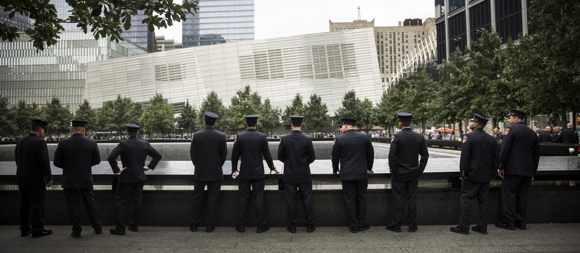 Główne obchody rocznicy zamachów z 11 września trwają w Nowym Jorku. Tak jak w poprzednich latach odczytywane są nazwiska wszystkich poległych w atakach. Ceremonia odbywa się u stóp wysokiej na ponad 500 metrów Wieży Wolności, która stanęła na miejscu po wieżach World Trade Center i która w przyszłym roku zostanie oddana do użytku i zapełni się ludźmi.
