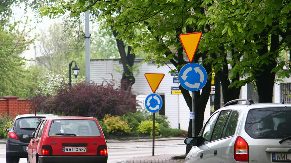 Zakręcone skrzyżowanie - Naucz się jeździć po rondzie