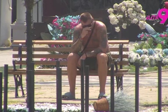 DVE GODINE OD SMRTI JANJUŠEVOG BRATA Jeca na sav glas, pustili mu "Nedelju" od Džeja - Ne može da se smiri