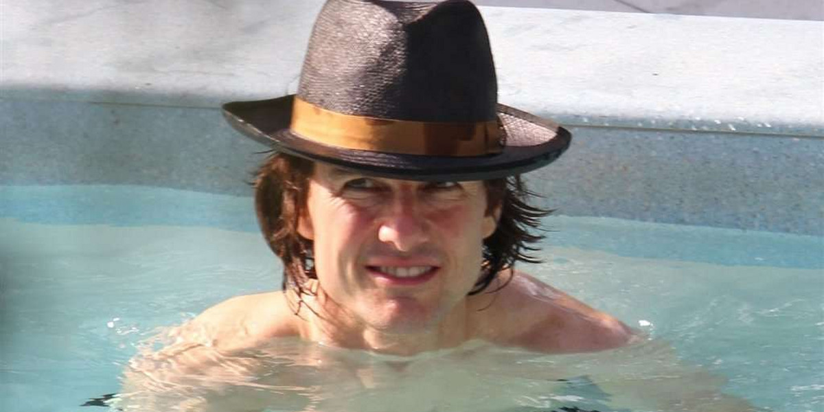 Ten aktor nawet w basenie nie zdejmuje kapelusza