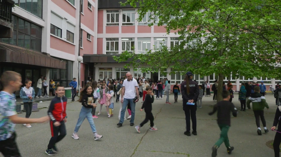 Patrole policije i školski policajci nalaze se od danas u svakoj školi u Srbiji