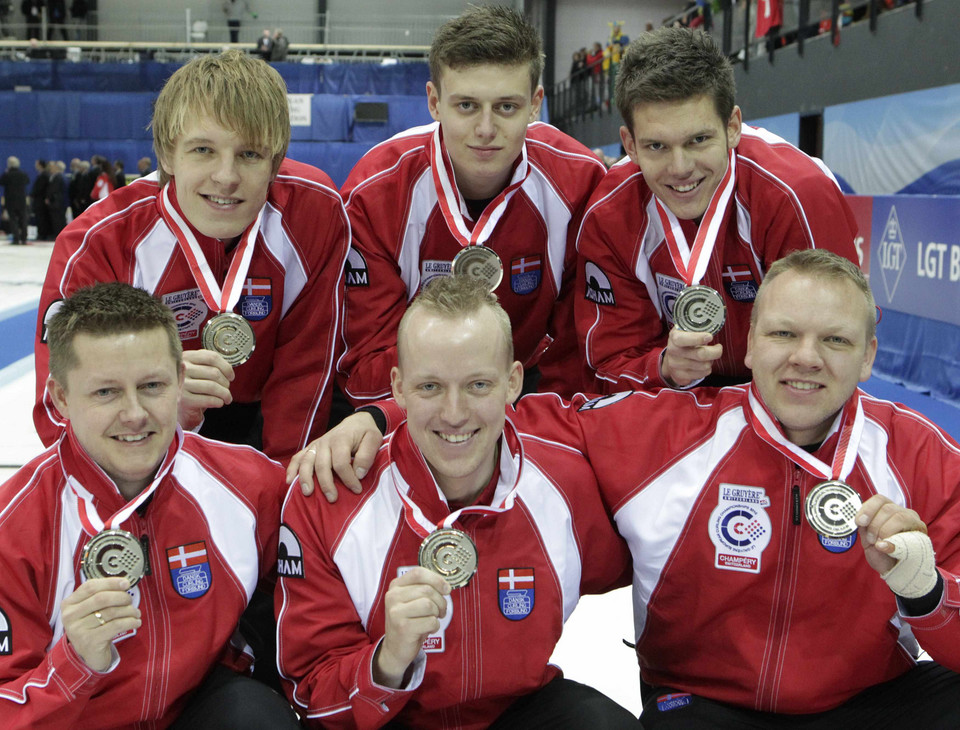 Switzerland, CHAMPERY, 2010-12-11T191021Z_01_DBA54_RTRIDSP_3_CURLING.jpg