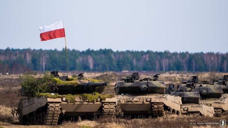 Polskie czołgi Leopard 2A5 w czasie manewrów Dragon-24.