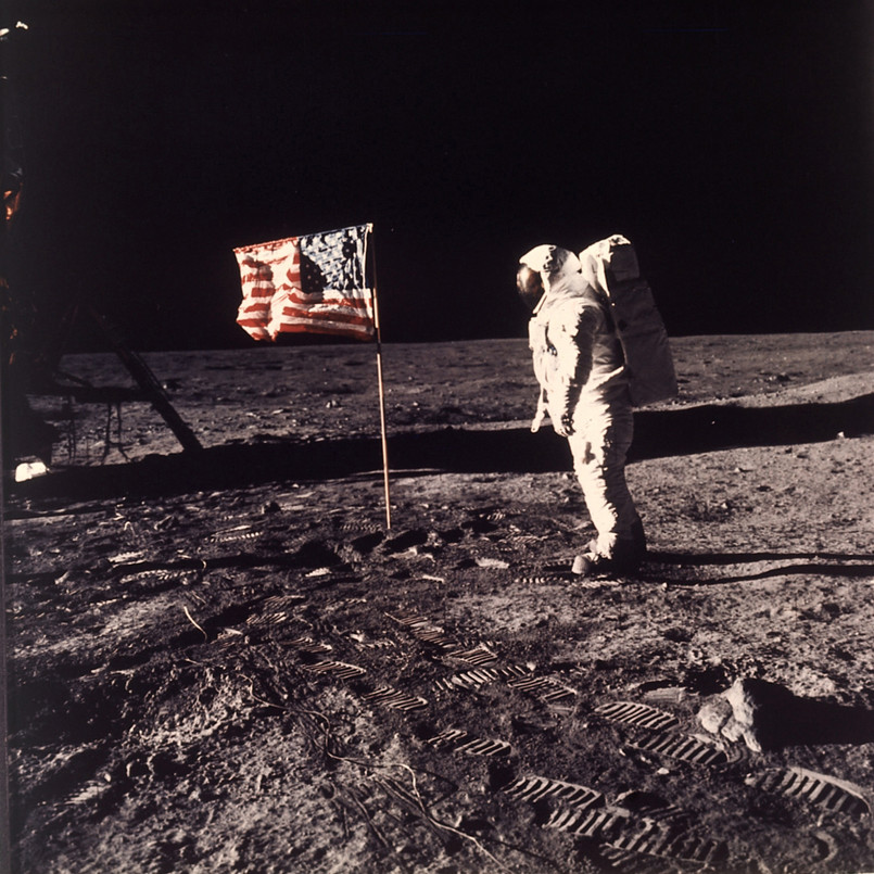 TEORIA: Już pierwsze zdjęcia i ujęcia nagrań wykonanych na Księżycu przez załogę Apollo 11, pokazują amerykańską flagę wbitą w powierzchnię ziemskiego satelity. Flaga wygląda, jakby powiewała na wietrze. Problem w tym, że w kosmosie nie ma powietrza, więc o żadnych podmuchach nie może być mowy.WYJAŚNIENIE: Sprawa była na tyle poważna, że odniosła się do niej NASA. Agencja wyjaśniła, że flaga była przechowywana w dość wąskiej tubie, a efektem tego jest właśnie pomarszczenie materiału. Poza tym flagi dotykali astronauci, którzy umieścili ją na powierzchni.