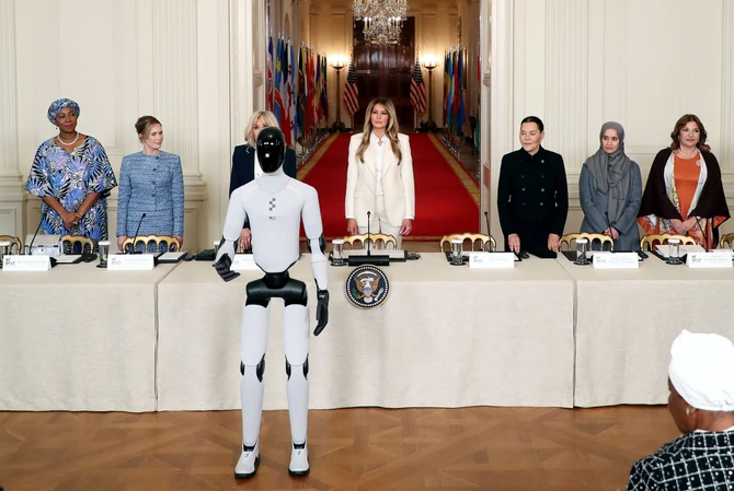 Melanija Tramp prošetala je crvenim tepihom sa humanoidnim robotom