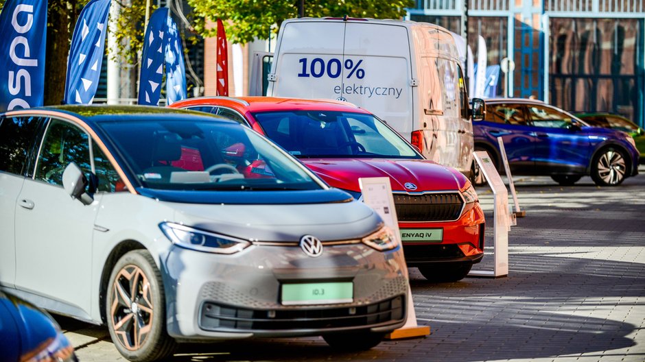 Udział pojazdów napędzanych elektrycznie w ofertach aut z drugiej ręki wzrósł od 2019 r. sześciokrotnie — wynika z danych serwisu autobaza.pl